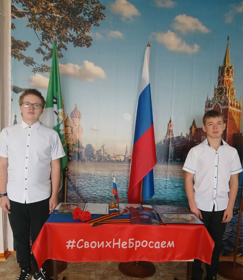 С самого начала Специальной военной операции во многих школах нашей страны, к глубокому сожалению, все чаще проводится церемония "Парта героя СВО". .